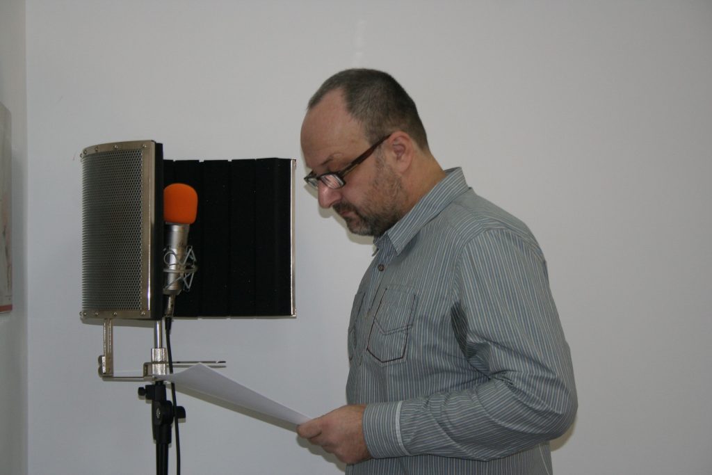 In imagine este scriitorul Cezar Paul-Bădescu în timp ce lecturează pentru înregistrare